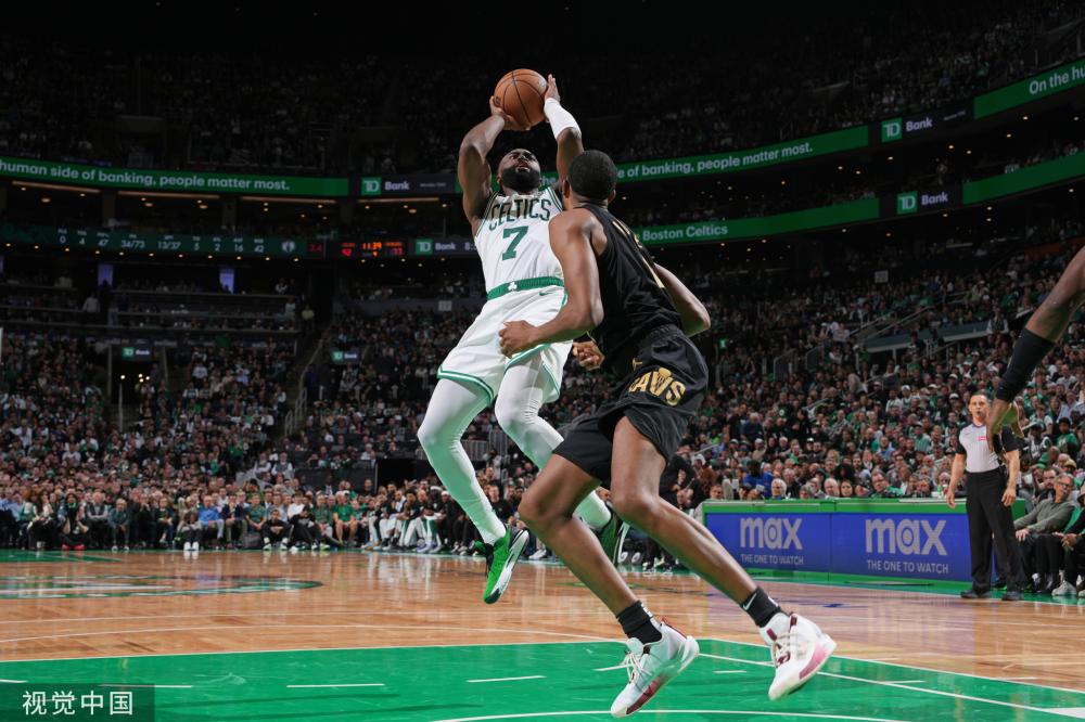 使得他陷入 使得他陷入